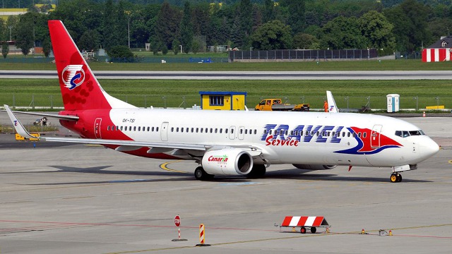 Boeing 737-9GJER, dodaný na Štědrý den roku 2011 indické společnosti SpiceJet, provozuje od května 2015 český Travel Service s imatrikulací OK-TSI.