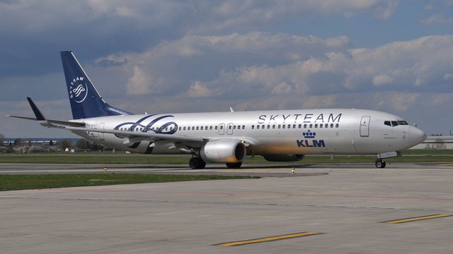 Boeing 737-9K2, létající od června 2001 pro nizozemskou společnost KLM, patří k letounům nosícím barvy aliance SkyTeam. Jde o letoun původní verze -900 - všimněte si absence nouzových východů za křídlem, čímž se vizuálně letoun nejvíce liší od pozdější verze -900ER, kterou reprezentují stroje společností Travel Service i izraelské EL AL na předchozích snímcích.