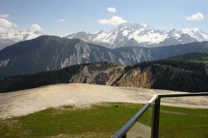 Úchvatný pohled z řídící věže letiště Courchevel.