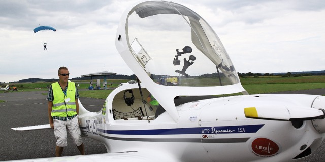 Hosté z Laterny magiky se mohli svézt letadlem Dynamic WT-9 OK-LEX, které při expedicích Jiřího Pruši obletělo celou Evropu.  