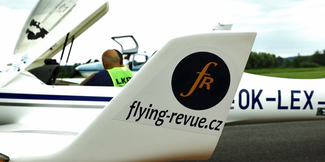 OK-LEX, dvorní stroj Flying Revue, ještě z jiného úhlu. Na wingletu redakční logo.