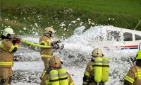 Hasiči zasahují v Zell am See při nehodě českého letounu Piper 28 imatrikulace OK AKA. Hasiči zasahují v Zell am See při nehodě českého letounu Piper 28 imatrikulace OK AKA.