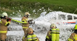 Hasiči zasahují v Zell am See při nehodě českého letounu Piper 28 imatrikulace OK AKA. 