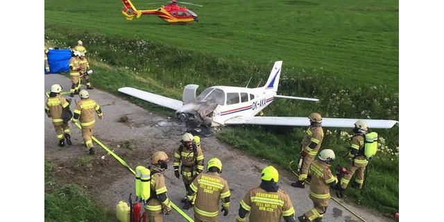 Hasiči zasahují v Zell am See při nehodě českého letounu Piper 28 imatrikulace OK AKA. 