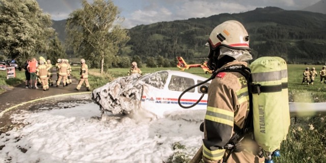 Hasiči zasahují v Zell am See při nehodě českého letounu Piper 28 imatrikulace OK AKA. 