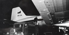 Avia Av-14T imatrikulace OK-LCA při nakládce pošty. Obr. je matejkem Poštovního muzeam České pošty. Avia Av-14T imatrikulace OK-LCA při nakládce pošty. Obr. je matejkem Poštovního muzeam České pošty.