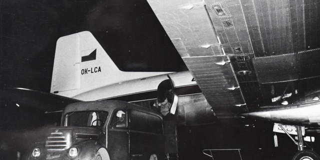 Avia Av-14T imatrikulace OK-LCA při nakládce pošty. Obr. je matejkem Poštovního muzeam České pošty.