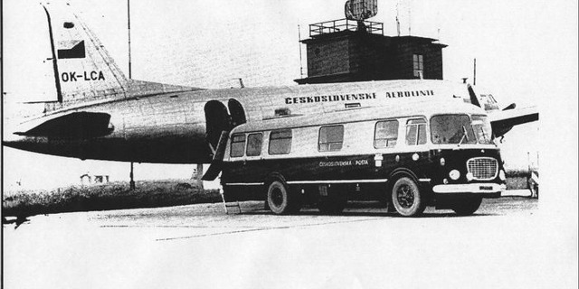 Poštovní Avia A-14T imatrikulace OK-LCA spolu s rovněž poštovním autobusem Škoda 706 RTO na letišti v Košicích