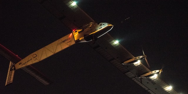 Solar Impulse 2 s pilotem Bertrandem Piccardem nad Abu Dhabi 26. července 2016 ráno. 