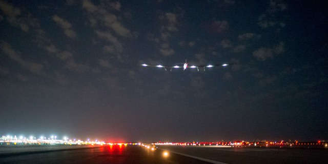 Solar Impulse 2 s pilotem Bertrandem Piccardem přistává v Abu Dhabi 26. července 2016 ráno. 