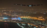Solar Impulse 2 s pilotem Bertrandem Piccardem přistává v Abu Dhabi 26. července 2016 ráno. Solar Impulse 2 s pilotem Bertrandem Piccardem přistává v Abu Dhabi 26. července 2016 ráno.