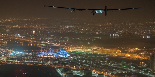 Solar Impulse 2 s pilotem Bertrandem Piccardem přistává v Abu Dhabi 26. července 2016 ráno. 