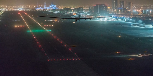 Solar Impulse 2 s pilotem Bertrandem Piccardem přistává v Abu Dhabi 26. července 2016 ráno. 