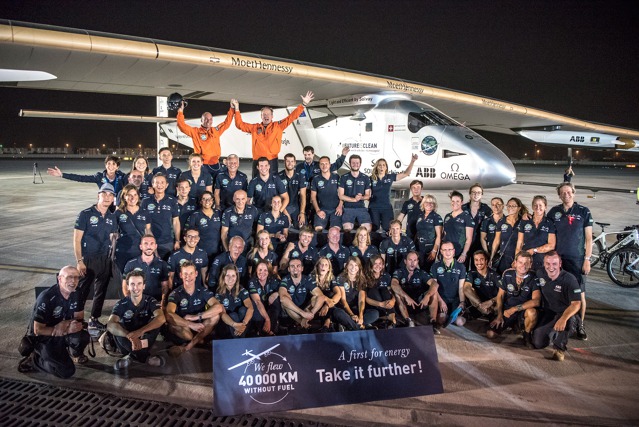 Celý tým Solar Impulse 2 slaví úspěšné zakončení mise obletu Země bez pohonných hmot.