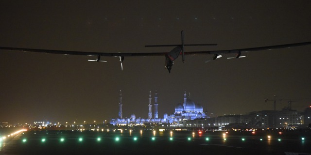 Solar Impulse 2 s pilotem Bertrandem Piccardem nad Abu Dhabi 26. července 2016 ráno. 