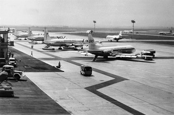 Ruzyňské letiště koncem 60. let minulého století. Foto: SAS