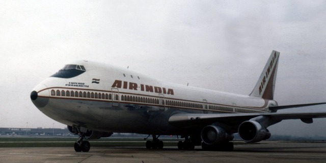 Indický B747 Emperor Vikramaditya, který přistál v roce 1972 v Praze, v barvě (byť tento snímek v Praze pořízen není). Foto: Peter Nicholson