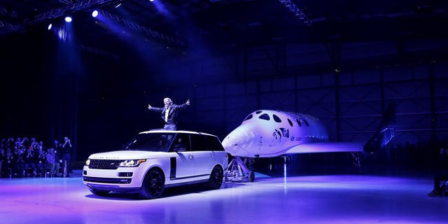 Rochard Branson představuje SpaceShip Two poprvé veřejnosti v únoru 2016.