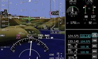 Let v horském prostředí je s pomocí SVS mnohem bezpečnější. Bílá čára horizontu jasně ukazuje, že vrcholy před námi jsou vyšší než naše současná výška. Pokud tedy chceme z tohoto údolí vyletět, musíme začít stoupat tak, aby byl zelený FPM nad vrcholy. Let v horském prostředí je s pomocí SVS mnohem bezpečnější. Bílá čára horizontu jasně ukazuje, že vrcholy před námi jsou vyšší než naše současná výška. Pokud tedy chceme z tohoto údolí vyletět, musíme začít stoupat tak, aby byl zelený FPM nad vrcholy.