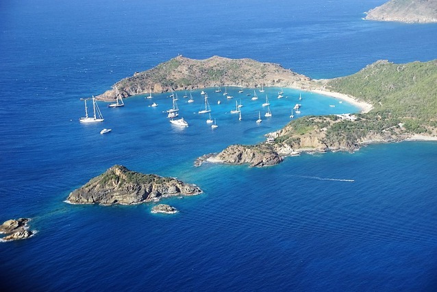 Ostrůvky severně od ostrova Svatého Bartoloměje v Karibiku. 