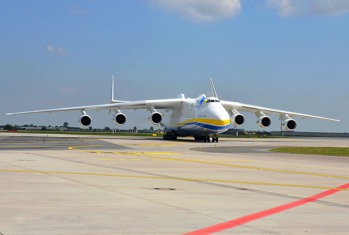 Mrija pojíždí po přistání ke cargo terminálu. Praha Ruzyně, Letiště Václava Havla, 10. května 2016. Foto: Martin Novák. 