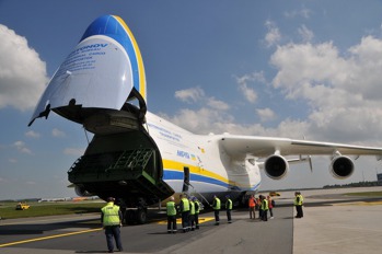 An-225 Mrija v Praze v květnu 2016. Nakládal se 120 tunový generátor pro asutralský Perth. Foto: Martin Novák