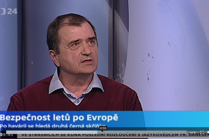 Václav Vašek komentuje pád dopravního letadla pro Studio 6 České televize. 
