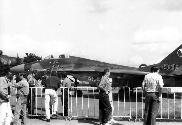 MiG-29 (5616) na letiští ve Kbelích v roce 1992. Foto: Michal Louč