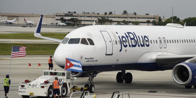 První americký komerční let po 55 letech otevřel nebe mezi USA a Kubou. 