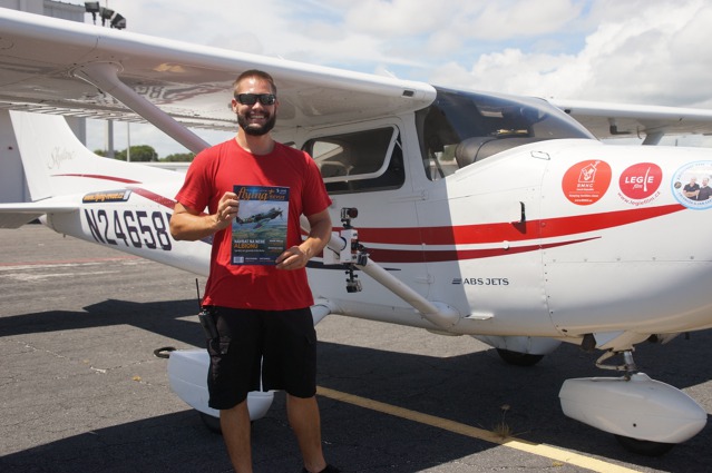 Nadšený čtenář Flying Revue v Orlandu.