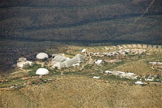 Budovy unikátního projektu Biosphere 2. Vědci z University of Arizona tu zkoumá přežití zcela izolovaného ekosystému pro využití například ve vesmíru. 