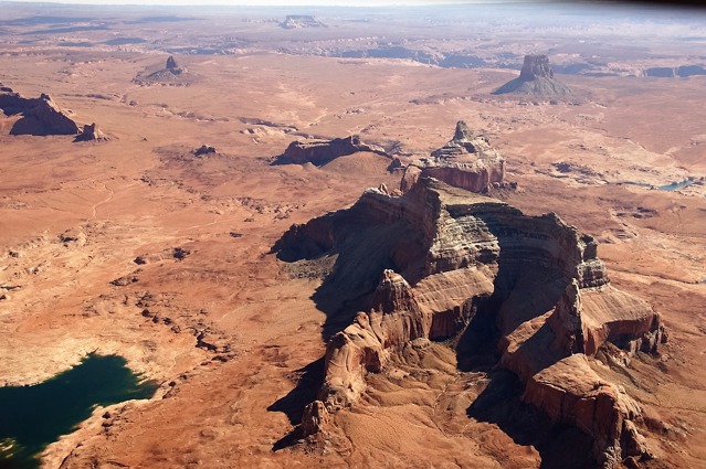 Skalní útvary kolem Lake Powell, Arizona