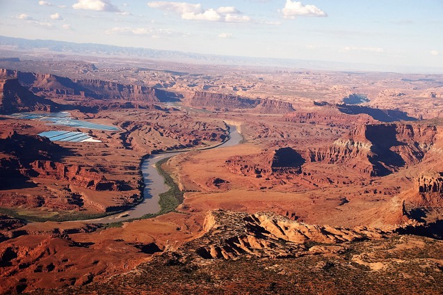 Odpařovací nádrže a údolí řeky Colorado – jižně od Moab, Utah