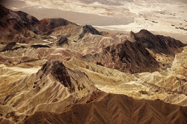 Rudné vyvřeliny nedaleko letiště Furnace Creek