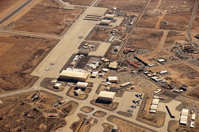 Z přeletu Edwards Air Force Base v plném provozu této vojenské základny. Její dráha sloužila také jako záložní pro raketoplány