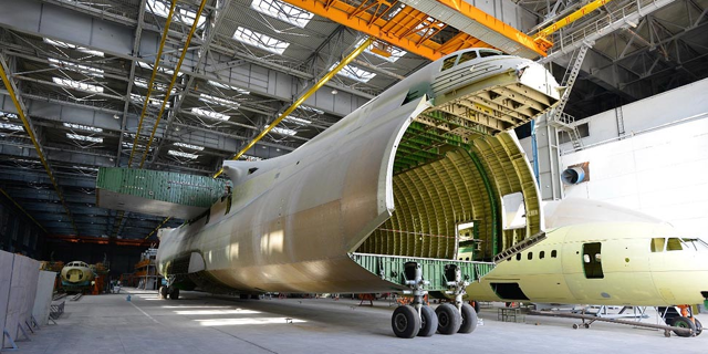 Nedokončený druhý stroj An-225 Mrija v hale ukrajinského výrobce. Foto: Antonov.com