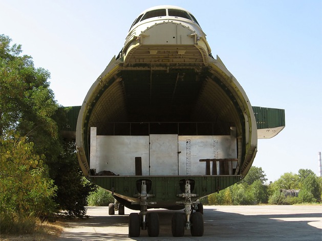 Nedokončený druhý stroj An-225 Mrija na okraji kyjevského letiště Svjatošino v roce 2008. Foto: Jevgenij Linnikov