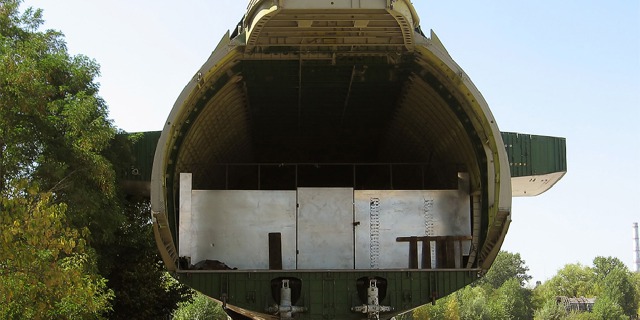 Nedokončený druhý stroj An-225 Mrija na okraji kyjevského letiště Svjatošino v roce 2008. Foto: Jevgenij Linnikov