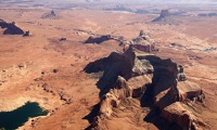 Skalní útvary kolem Lake Powell, Arizona Skalní útvary kolem Lake Powell, Arizona