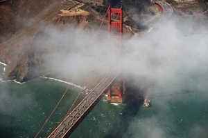 Golden Gate Bridge na San Franciské straně se halil do cárů mlhy.