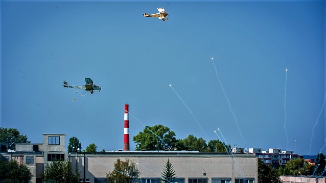 Na blankytném nebi proběhla bitva modelů letadel z první světové války v podání Great War Flying Cirkus. Foto: Martina Burainová