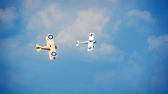 Na blankytném nebi proběhla bitva modelů letadel z první světové války v podání Great War Flying Cirkus. Foto: Martina Burainová