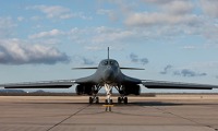 Nadzvukový americký bombardér B-1B Lancer Nadzvukový americký bombardér B-1B Lancer