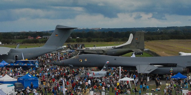 Vlevo transportní vojenský letoun Airbus A400M, vpravo bombardér B1-N Lancer. Dny NATO 2016