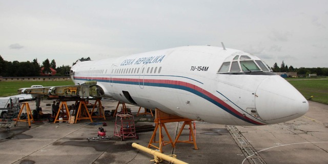 Tu-154M OK-BYZ během demontáže centroplánu na kbelském letišti. 