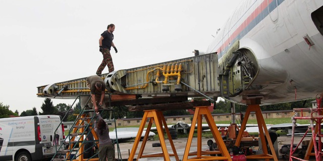 Tu-154M OK-BYZ během demontáže centroplánu na kbelském letišti. 