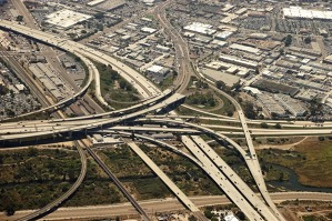 Křižovatka Freeway 8 a Freeway 5 – předměstí San Diego
