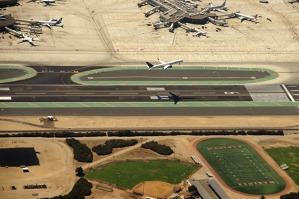 Letadlo společnosti Delta startující z letiště San Diego International během našeho přeletu přes toto letiště
