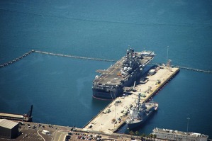 Vrtulníková výsadková loď USS Makin Island (LHD-8) v přístavu San Diego. 