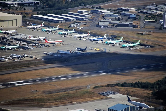 Nová letadla Boeing čekající na svoje majitele na letišti Paine v Everettu, stát Washington 